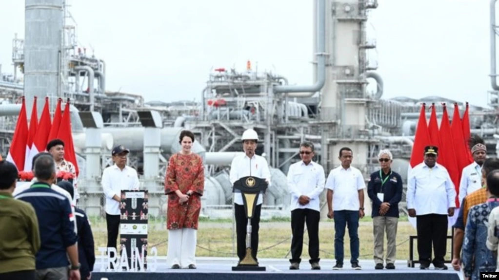 Jokowi Resmikan Proyek Penyimpanan Karbon Pertama di Papua Barat